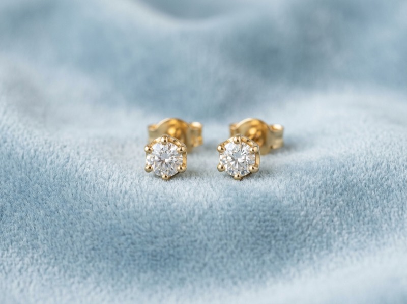 Solitaire-style studs